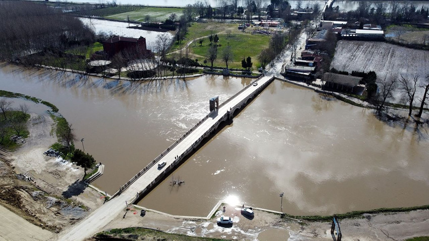 Meriç ve Tunca'daki taşkın sonrası günlerdir aracının içinde mahsur kalan şoför böyle kurtarıldı - Resim: 4