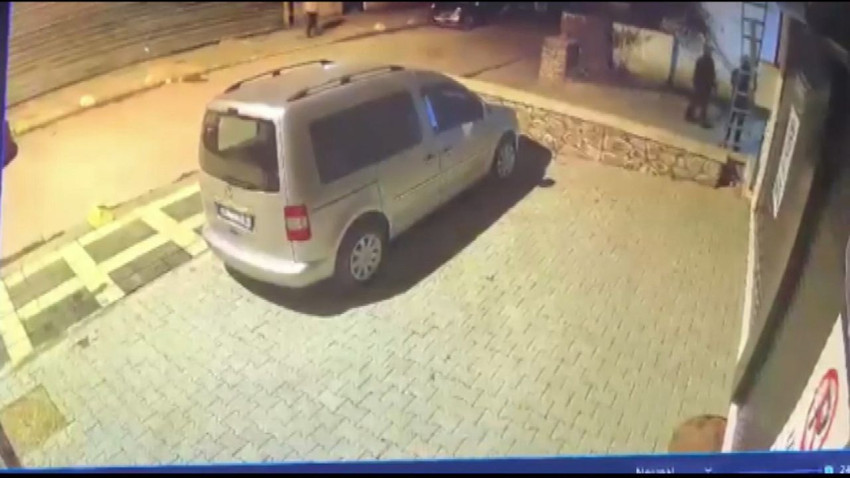 Gözü dönmüş 3 hırsız yaşlı kadın ve bakıcısına kabusu yaşattı! - Resim: 3