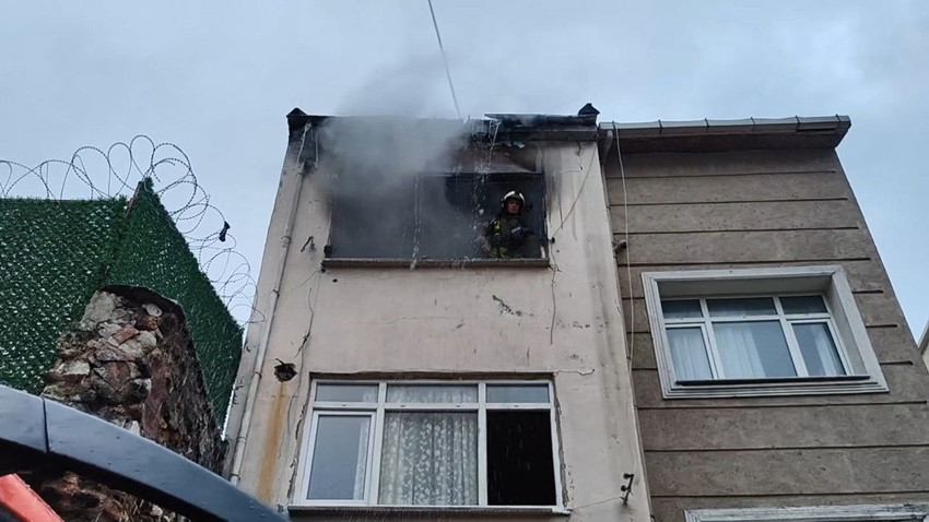 İstanbul'da 3 katlı binada çıkan yangında 1 kişi öldü, 5 kişi de yaralandı! - Resim: 2
