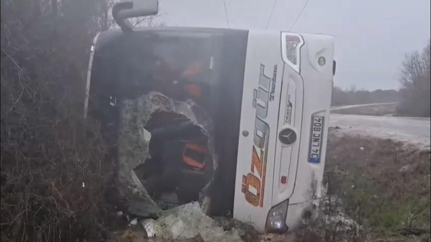 İstanbul'da polisleri taşıyan minibüs devrildi: Yaralılar var - Resim: 3