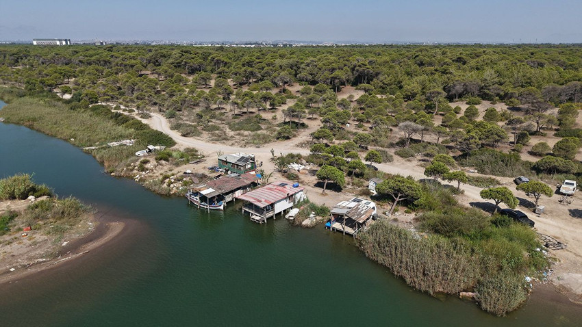 Turizm başkentindeki sahilkondu skandalında yıkımlar sürüyor: Yüzlercesi yıkıldı... - Resim: 2