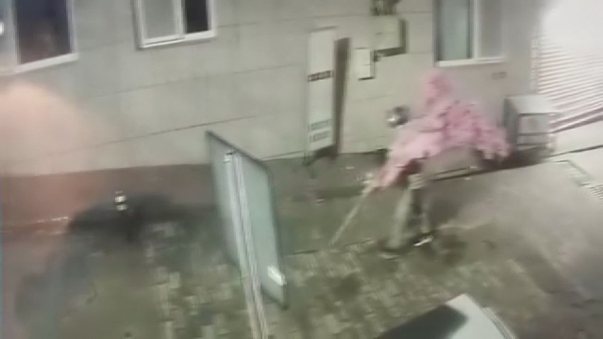 Girmeye çalıştığı iş yerinin camını açamayan hırsızın garip hırsızlığı kamerada - Resim: 2