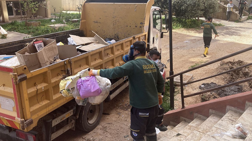 Kötü koku ihbarı mide bulandıran gerçeği ortaya çıkardı: Tam 7 kamyon dolup taştı! - Resim: 2