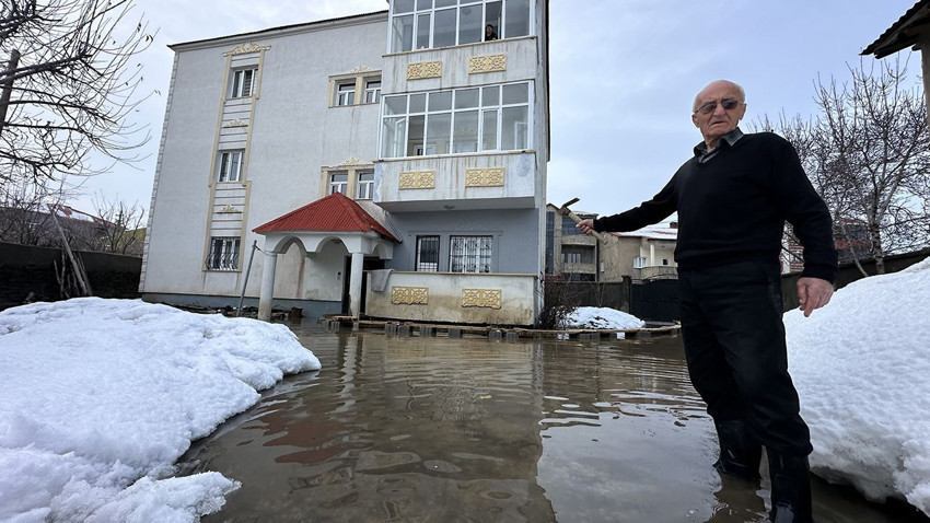 Son yılların en sert kışı sonrası Hakkari'den akılalmaz manzara: Vatandaş evine böyle ulaşabiliyor! - Resim: 3