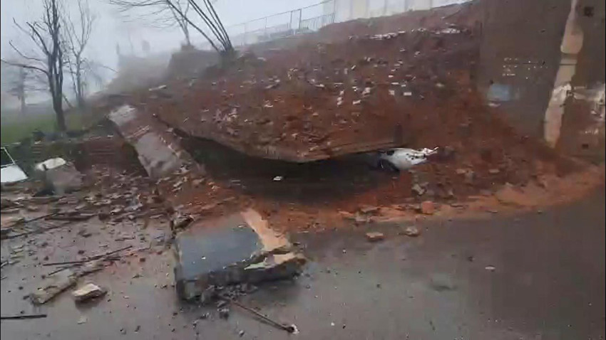 İstanbul'da okulun istinat duvarı çöktü; otomobil pert oldu! - Resim: 3