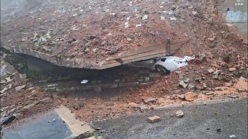 İstanbul'da okulun istinat duvarı çöktü; otomobil pert oldu! - Resim: 4