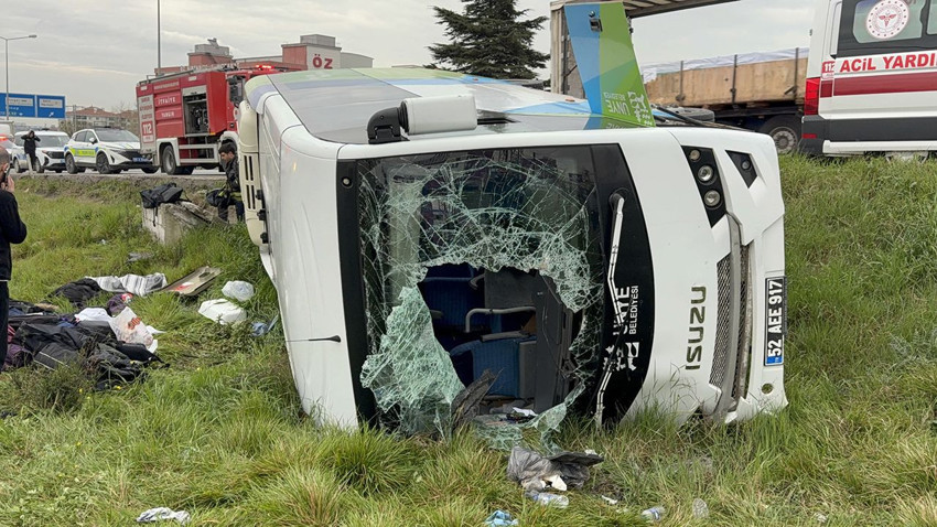 Öğretmen ve öğrencileri taşıyan servis kaza yaptı; çok sayıda yaralı var! - Resim: 2