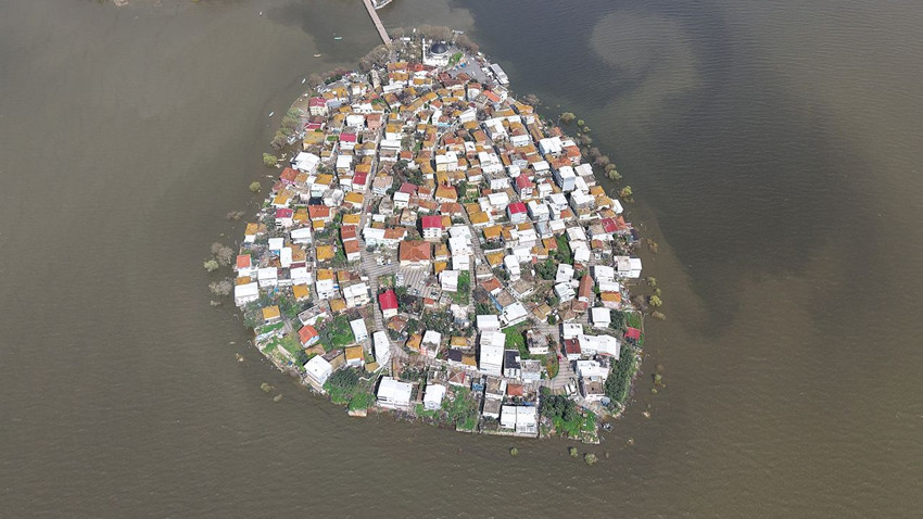 Türkiye’nin "Küçük Venedik"i sular altında! Yollar kapandı, kayıklar sokaklara indi! - Resim: 2
