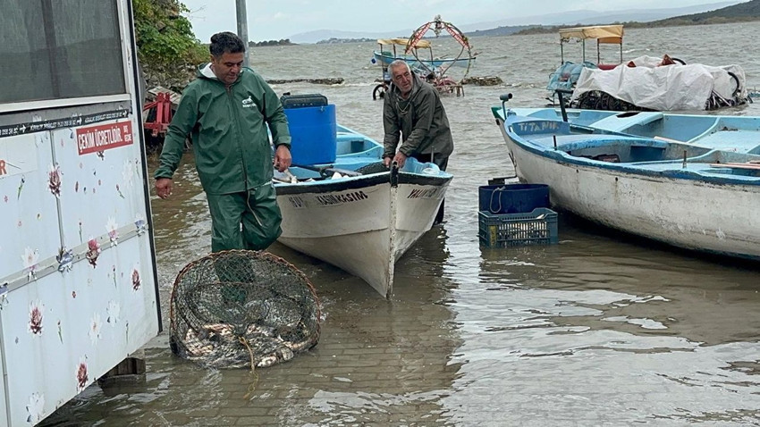 Türkiye’nin "Küçük Venedik"i sular altında! Yollar kapandı, kayıklar sokaklara indi! - Resim: 4