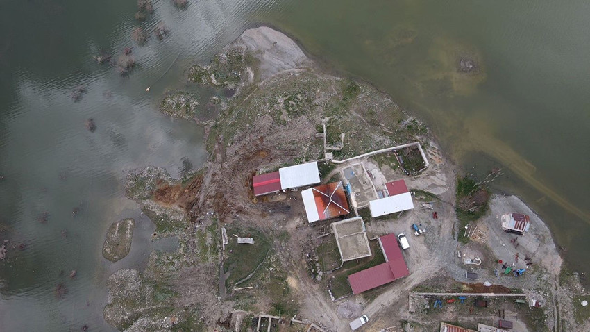 Aşırı yağışlar sonrası baraj taştı, bir köy adaya dönüştü, vatandaşlar mahsur kaldı! - Resim: 2