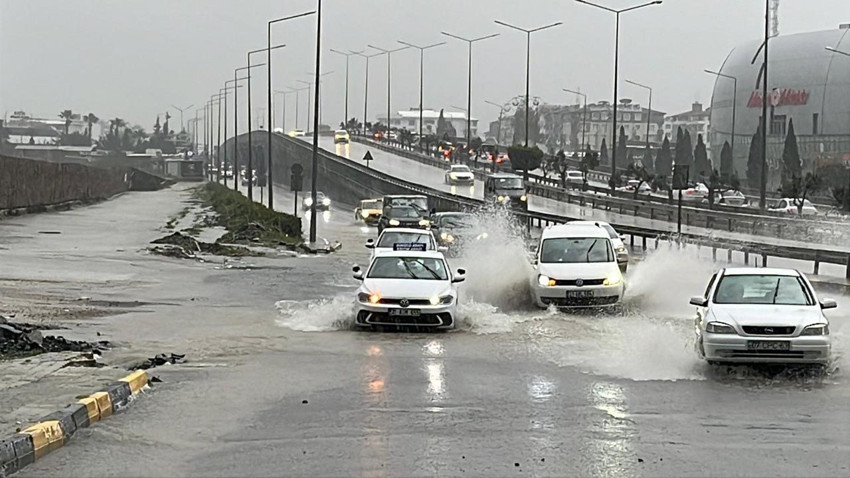 Depremzede Hatay'ı bir kez daha sel vurdu; yollar göle döndü, araçlar sulara gömüldü - Resim: 3