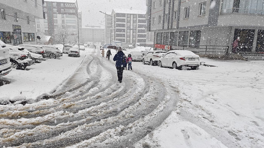 Burası Sibirya değil, Türkiye! Nisan ortasında kar esareti: Ulaşım durdu, her yer kar örtüsü altında - Resim: 3