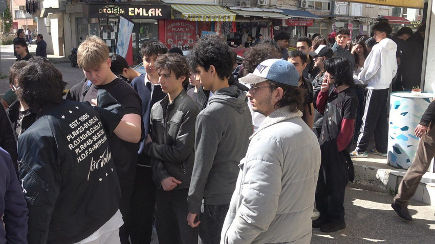 İkinci el kıyafet mağazası önünde ''indirim'' izdihamı! Güneş doğmadan gelip sıraya girdiler! - Resim: 4