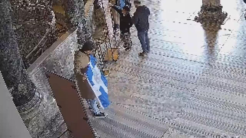 Ayasofya'da alçak provokasyon: İki Yunan turist Bizans bayrağı açtı - Resim: 2