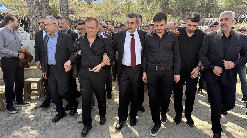 Kahraman Ayla öğretmenin eşi cenaze töreninde fenalaştı! - Resim: 4