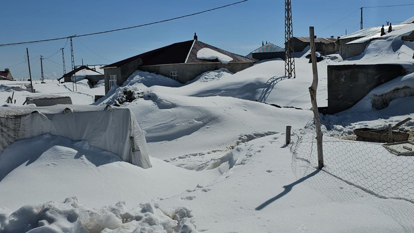 Nisan ayında 3 metrelik kar şoku: Bu mahalle tüm evler adeta kara gömüldü! - Resim: 3