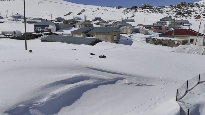Nisan ayında 3 metrelik kar şoku: Bu mahalle tüm evler adeta kara gömüldü! - Resim: 4