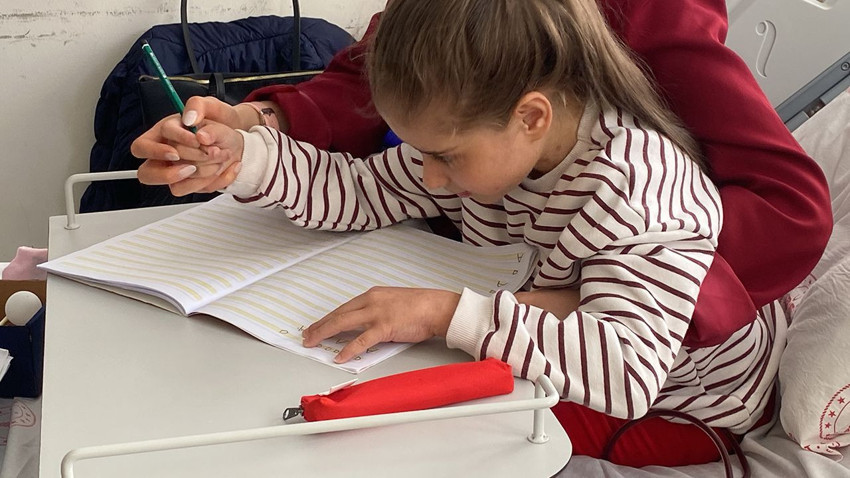 Rizeli minik Melek, diyaliz yatağını okul sırasına çevirdi! - Resim: 4
