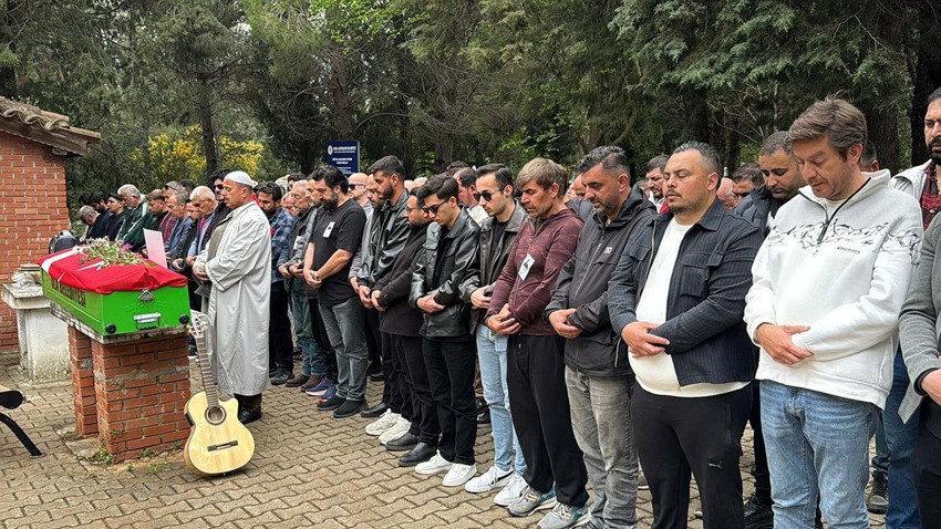 Ünlü şarkıcı Rıza Tamer'e acı veda: Gitarıyla son yolculuğuna uğurlandı - Resim: 3