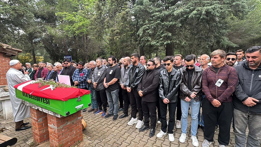 Ünlü şarkıcı Rıza Tamer'e acı veda: Gitarıyla son yolculuğuna uğurlandı - Resim: 4