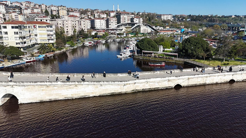 İstanbul'da ürküten görüntü: Küçükçekmece Gölü kızıla boyandı - Resim: 2