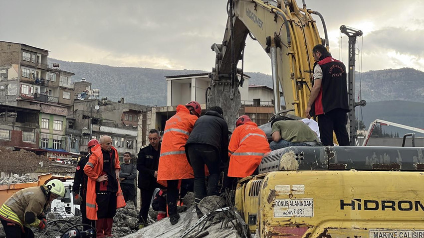 Kontrollü yıkım yine kontrolden çıktı; bir kişi enkaz altında kaldı - Resim: 3
