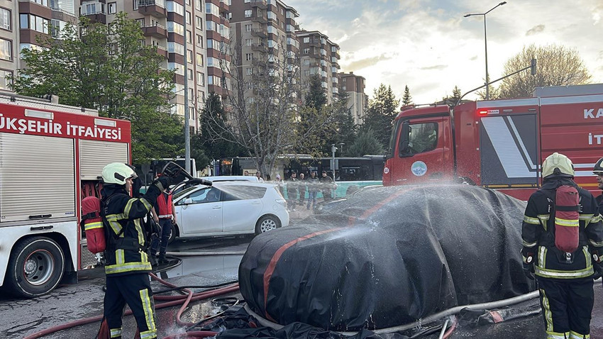 Elektrikli otomobil yol ortasında alev topuna döndü - Resim: 3