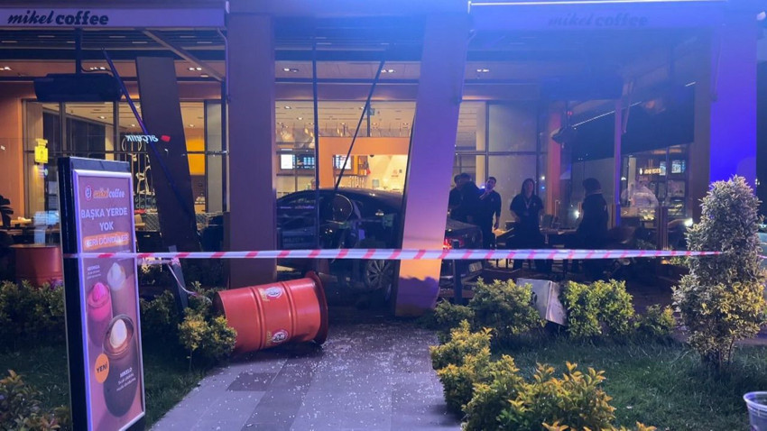 İstanbul'da dehşet anları kamerada! Otomobil kafeye daldı, müşteriler canını zor kurtardı - Resim: 3