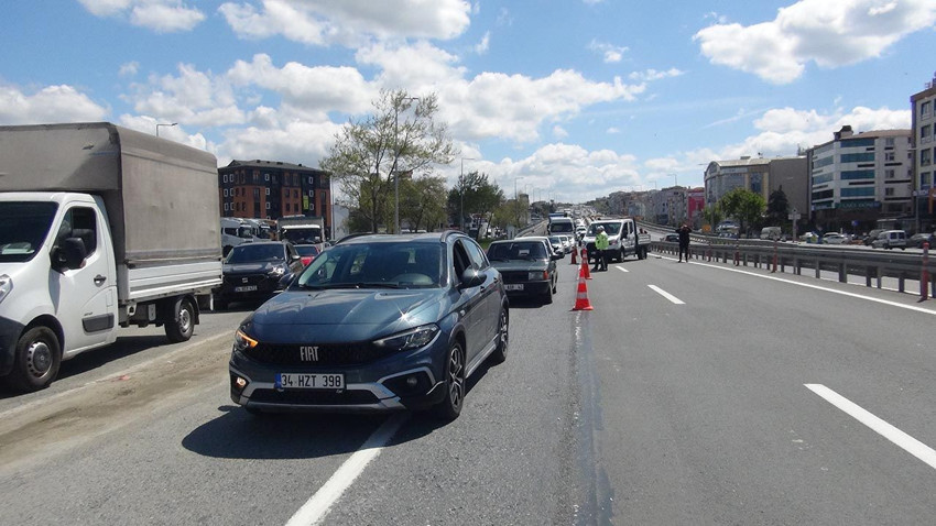 Yola saçılan vidalar trafiği felç etti: Araçlar yolda kaldı! - Resim: 3