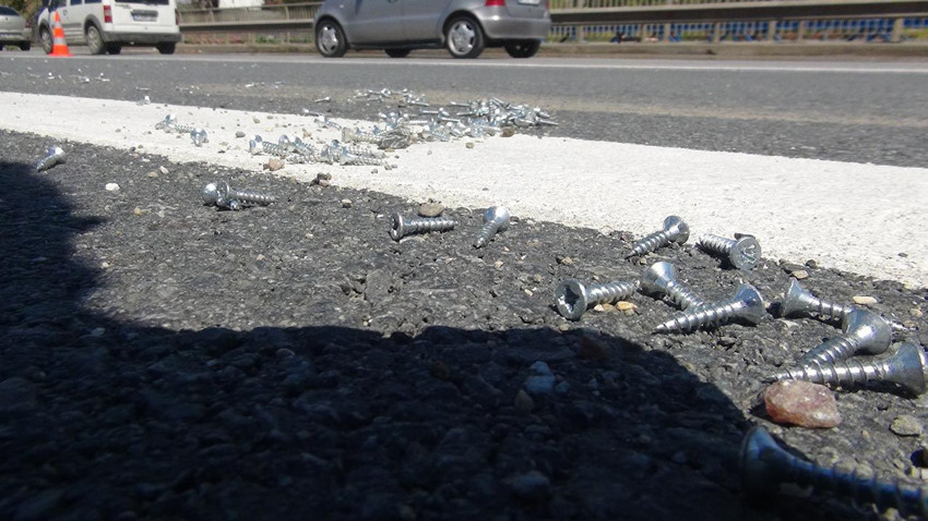 Yola saçılan vidalar trafiği felç etti: Araçlar yolda kaldı! - Resim: 2