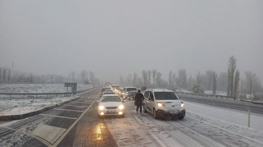 Mayıs'ta kar esareti: Yollar kapatıldı, okullar tatil edildi! - Resim: 3