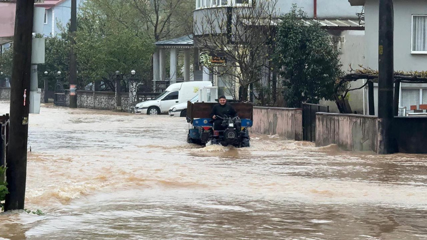 Bir şehir sular altında: Evine kayıkla gitti! - Resim: 2