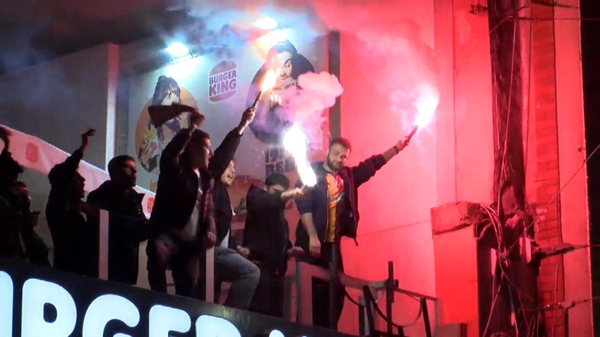 Taksim Meydanı'nda şampiyonluk kutlamalarına kan bulaştı - Resim: 4