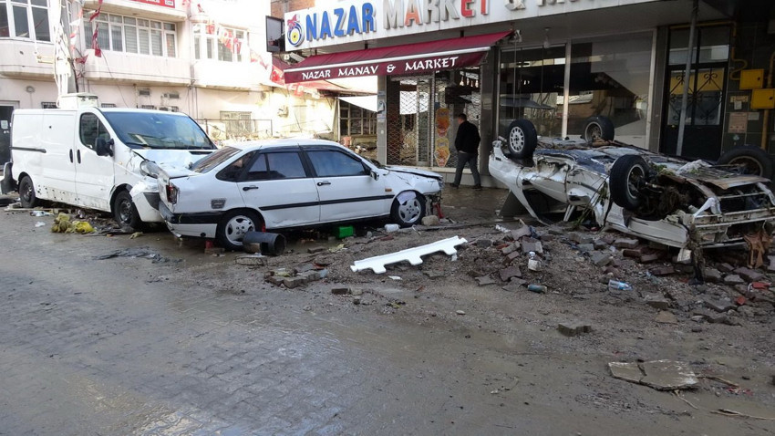 Selin yıkımı gün ağarınca ortaya çıktı: Otomobiller üst üste bindi, ev ve dükkanlar balçığa gömüldü - Resim: 2