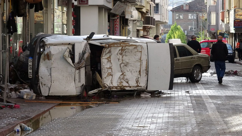 Selin yıkımı gün ağarınca ortaya çıktı: Otomobiller üst üste bindi, ev ve dükkanlar balçığa gömüldü - Resim: 4