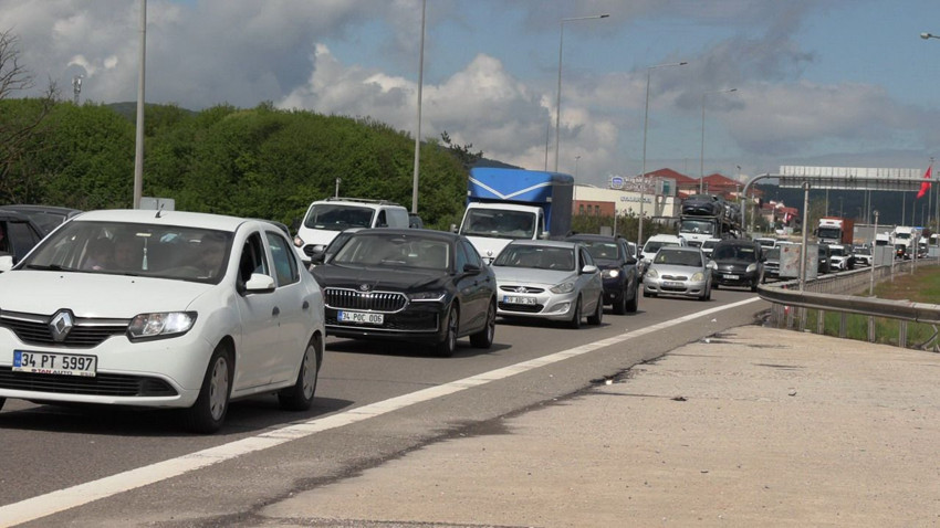 Kurban Bayramı trafiği Bolu Dağı'nı kilitledi: Kilometrelerce tatilci kuyruğu kamerada! - Resim: 4