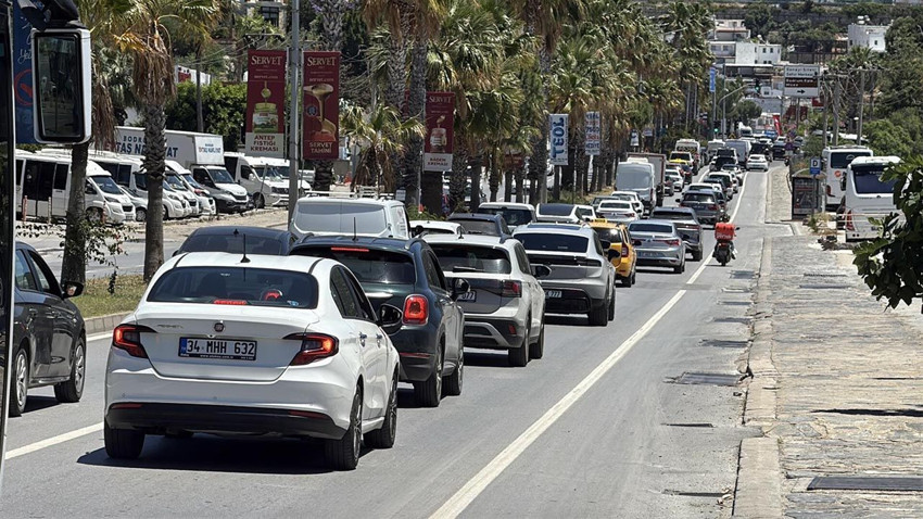 Tatil bitti, yollar kilit: Ünlü tatil cennetinden 12 saatte 10 bin araç çıkış yaptı - Resim: 2