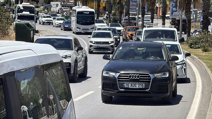 Tatil bitti, yollar kilit: Ünlü tatil cennetinden 12 saatte 10 bin araç çıkış yaptı - Resim: 3