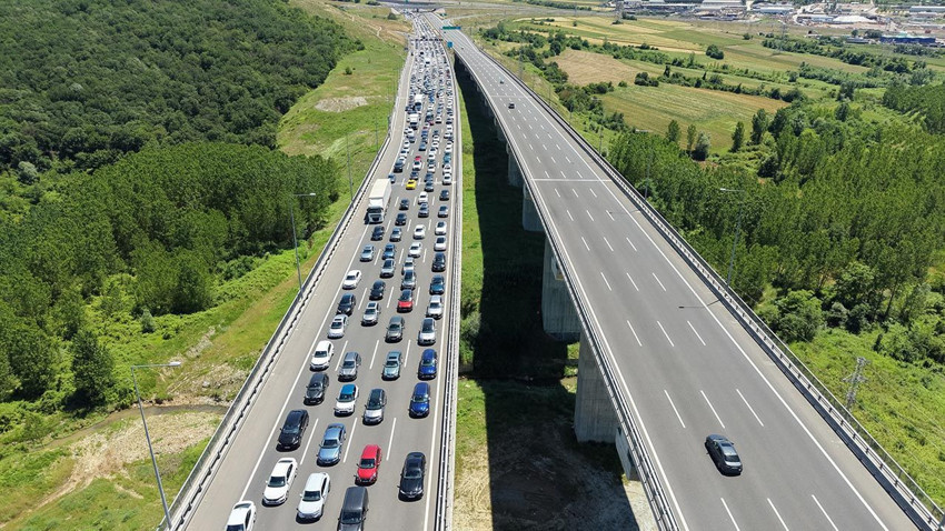 Tatilciler akın akın dönmeye başladı: İstanbul yönünde trafik felç! - Resim: 3