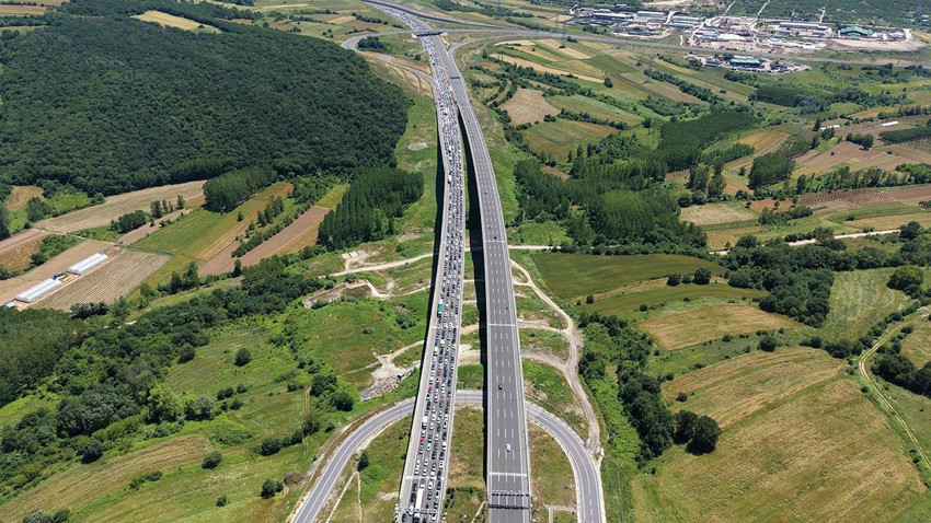 Tatilciler akın akın dönmeye başladı: İstanbul yönünde trafik felç! - Resim: 2