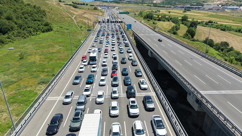 Tatilciler akın akın dönmeye başladı: İstanbul yönünde trafik felç! - Resim: 4