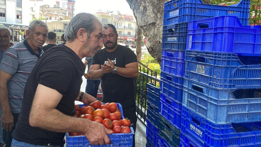Halde satamadığı 4 ton ürünü meydanda ücretsiz dağıttı - Resim: 4