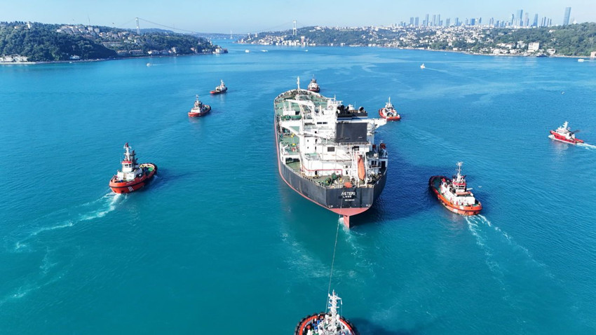 Karadeniz'de vurulan tanker İstanbul Boğazı'nda... Hasar havadan görüntülendi! - Resim: 2