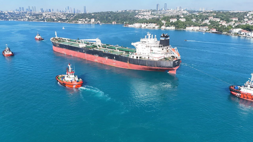Karadeniz'de vurulan tanker İstanbul Boğazı'nda... Hasar havadan görüntülendi! - Resim: 3
