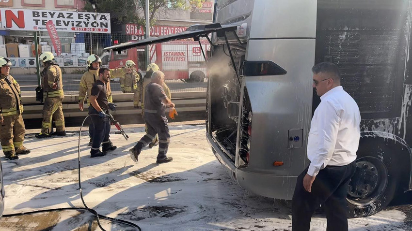 Avcılar'da metrobüs yangını: Yolcular tahliye edildi - Resim: 2