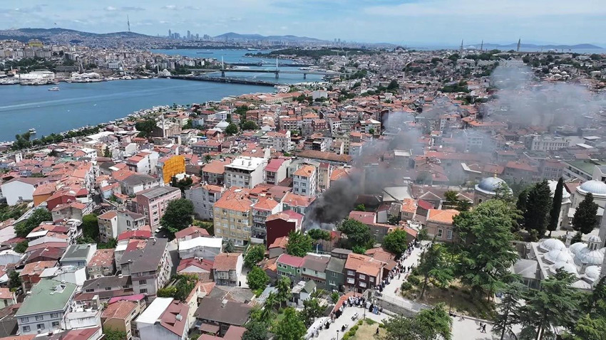 İstanbul'da korkutan yangın: Binayı saran alevler araçlara sıçradı! - Resim: 2