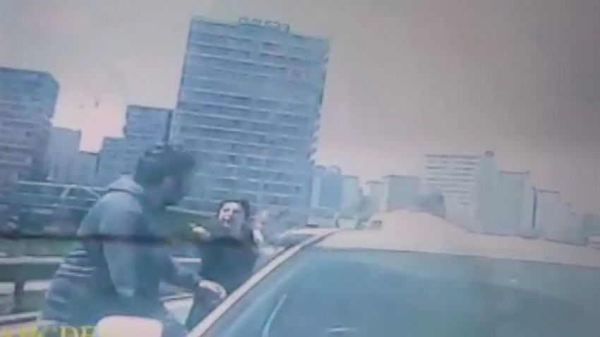 İstanbul trafiğinde yine yol verme kavgası: Emekli polisin çakar ve anons şovu pahalıya patladı! - Resim: 2