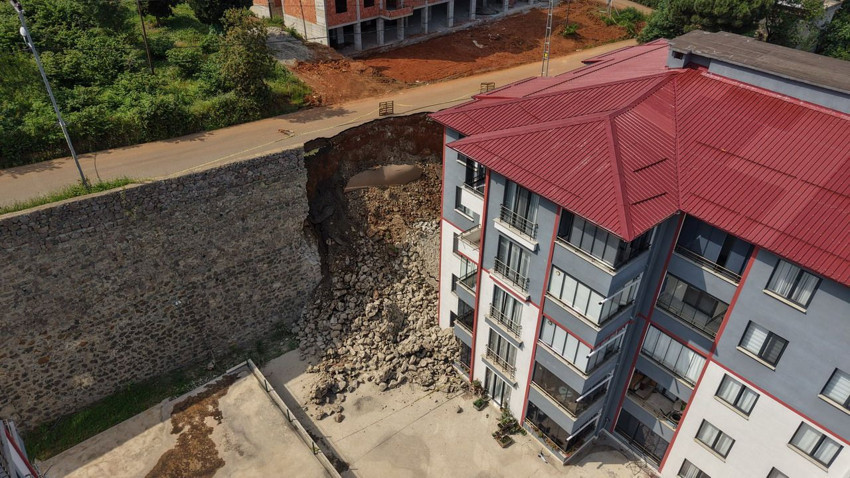 Trabzon'da faciadan kıl payı dönüldü: Çöken istinat duvarından çocuğunu 10 saniyeyle kurtardı - Resim: 3