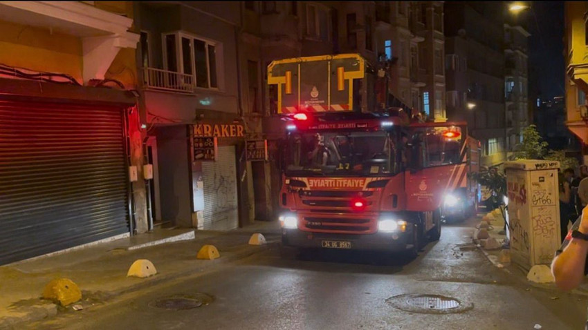 İstanbul'da gece yarısı paniği! 5 katlı binada duvar çöktü! - Resim: 3