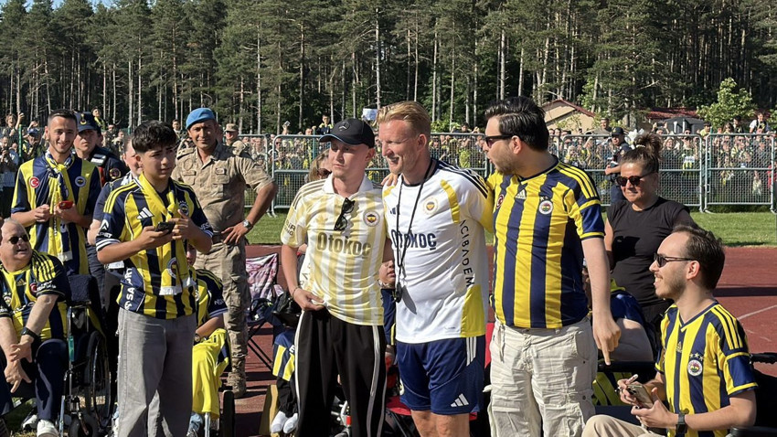 Fenerbahçe'nin taraftarıyla buluştuğu antrenmanda sakatlık şoku! Antrenmanı yarıda bıraktı... - Resim: 3